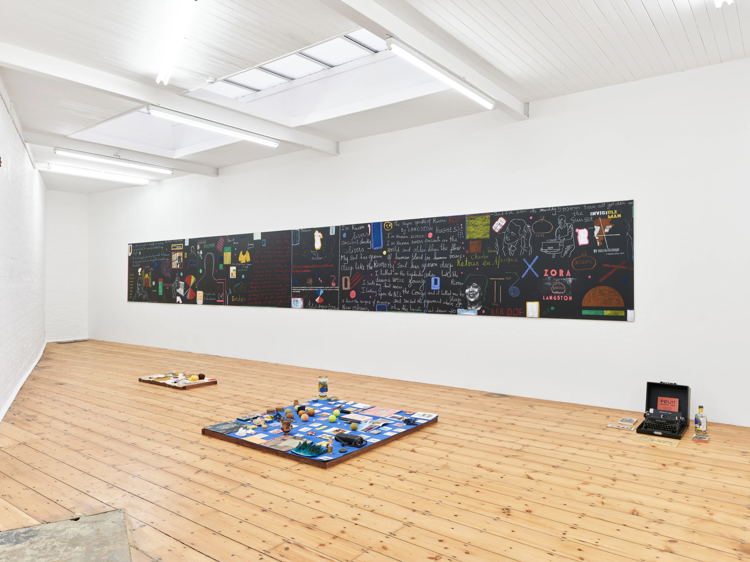 Hamedine Kane, »Trois Américains à Paris«, 2024, Pastels/chalk on blackboard, 122 × 976 cm, 4 panels, Installation view of »Salesman of Revolt« at Auto Italia, London, UK, 2024, Courtesy of the artist, Photo by Daniel Browne