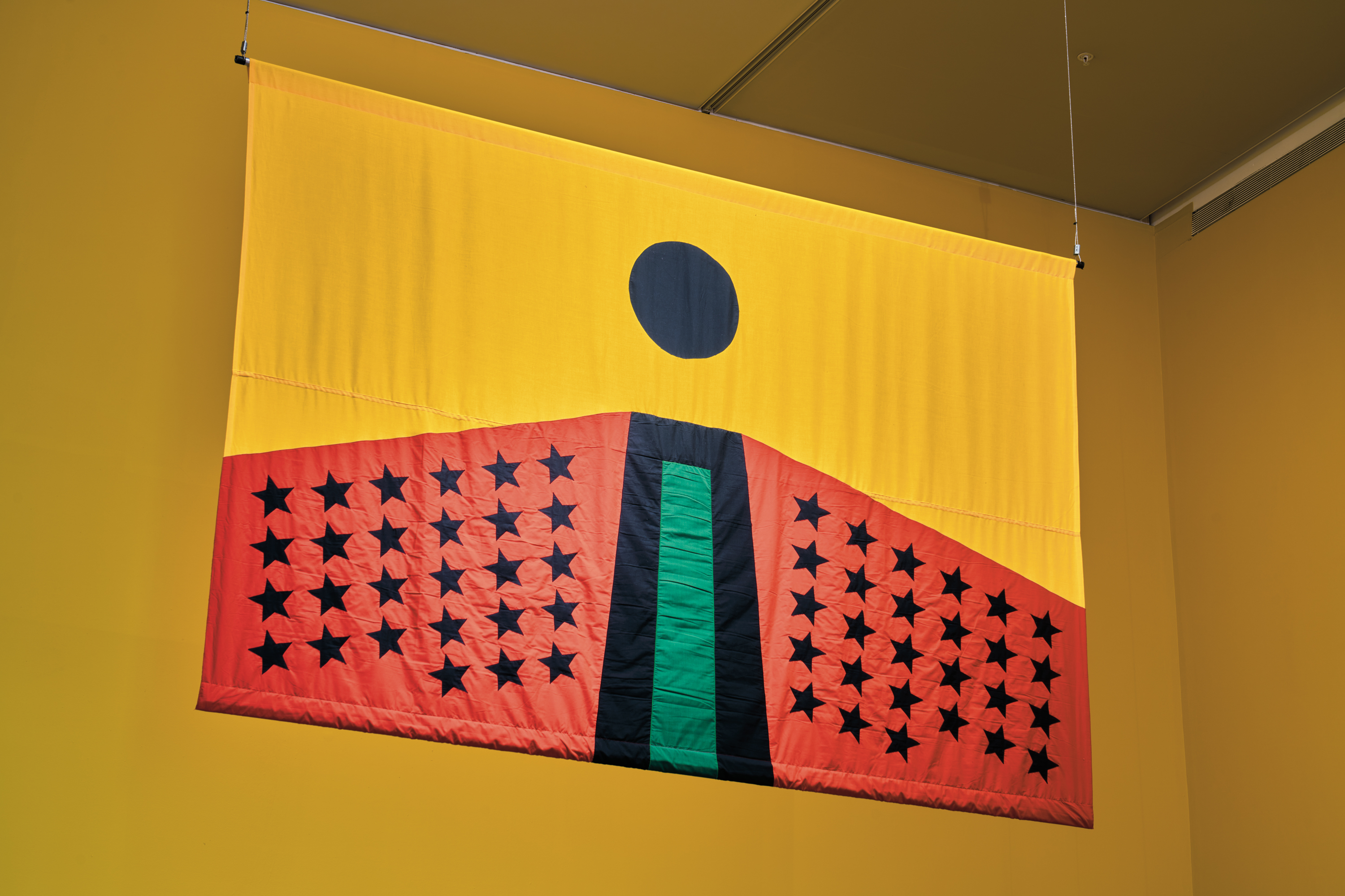  Larry Achiampong, »Pan African Flag For The Relic Travellers’ Alliance (Ascension)«, 2017, appliqué flag, at BALTIC Centre of Contemporary Art, 2023, Initially produced with support from Somerset House & Arts Council England, courtesy: the artist & Copperfield London ©photo: Reece Straw