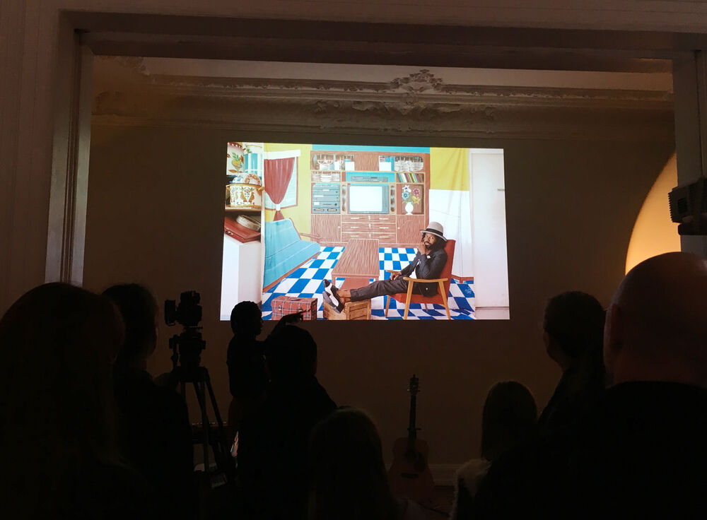 Sira Niamé is presenting the idea of the Marché Noir